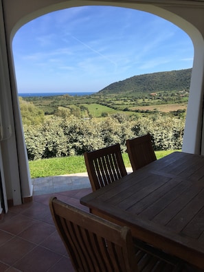 Outdoor dining - Casa Vacanze con uso Piscina Condominiale (Tanaunella)