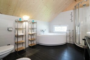 Ducha, bañera de hidromasaje, secador de pelo, bidet