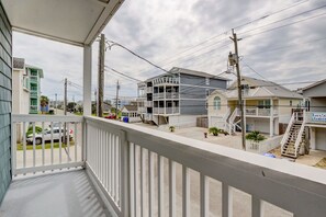 Property grounds - Reefs IV 1D - Oceanfront Condo in Carolina Beach (Carolina Beach)