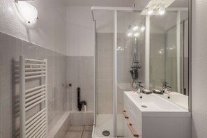 Douche, serviettes fournies