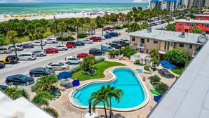 Ein Hotel mit Schwimmbad, Parkplatz und Meerblick.