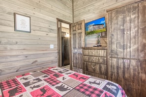 2 bedrooms, iron/ironing board, bed sheets - Tiny Home Living in the Bunk House! (Sevierville)