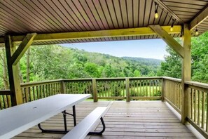 Outdoor dining - Valley View A and B - Rustic Log Cabin (Cherry Creek)