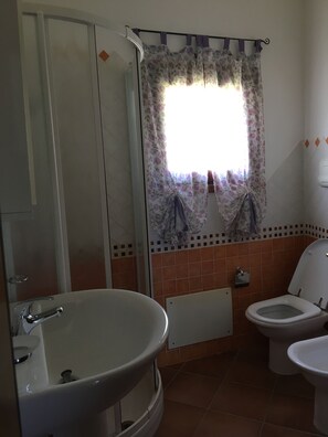 Shower, bidet, towels, toilet paper - Vacation home with use of condominium pool (Tanaunella)