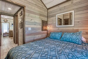 1 bedroom - Tiny Home Living with a hot tub in Hillbilly Bear (Sevierville)