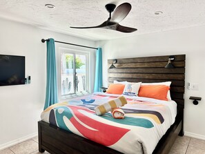 3 habitaciones, escritorio y tabla de planchar con plancha 