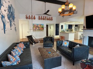 Älytelevisio, takka, videopelejä, pöytäjalkapallopöytä