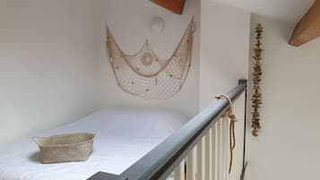 1 slaapkamer, een strijkplank/strijkijzer