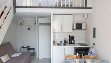 Een microgolfoven, een kookplaat, een vaatwasser