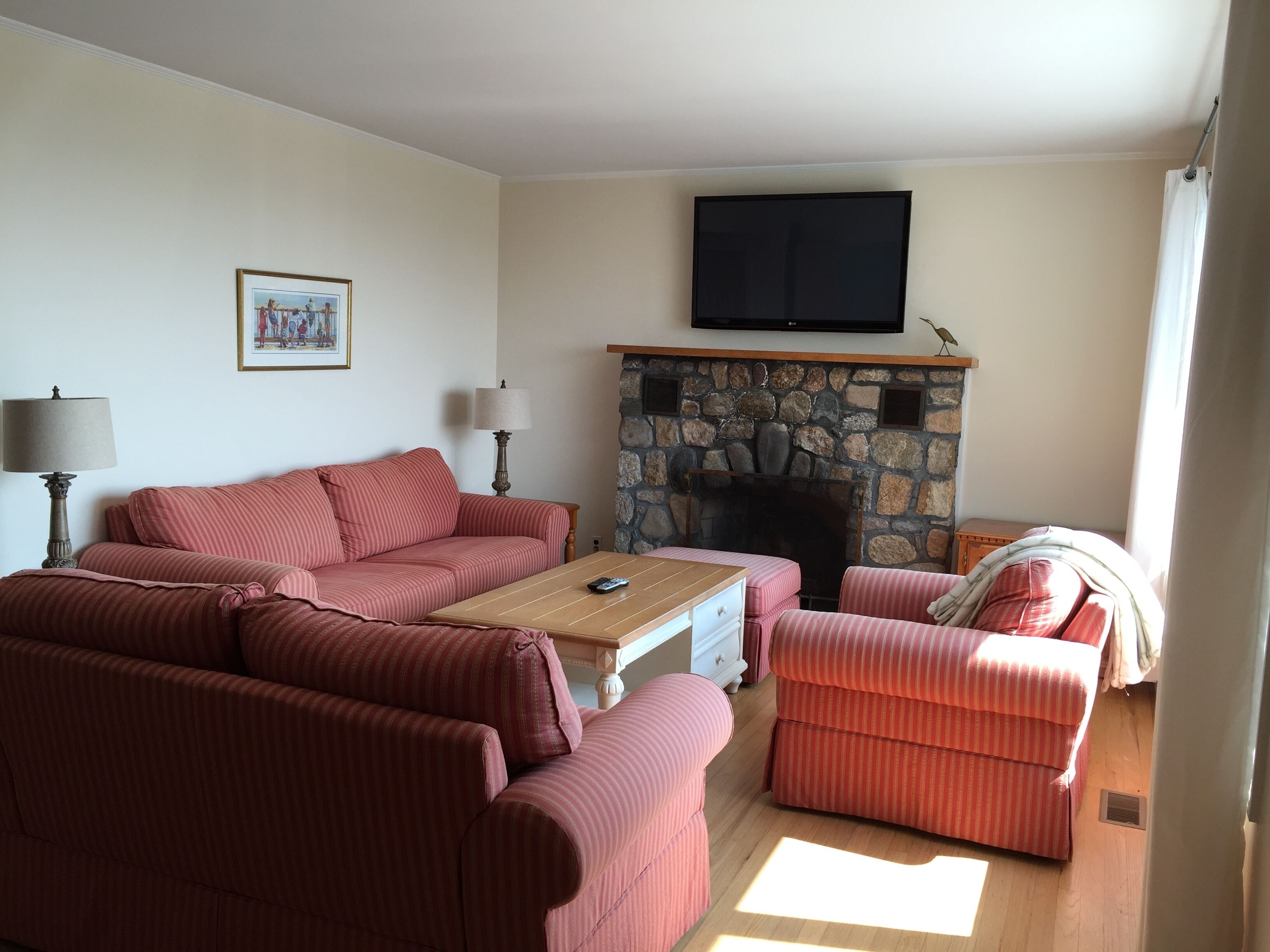 Een televisie en een open haard