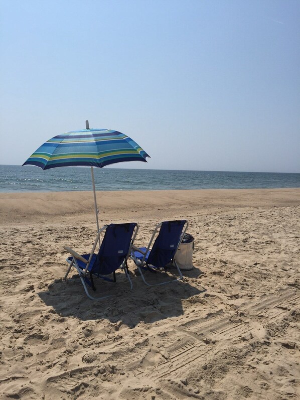 Rannalla, aurinkotuoleja