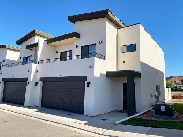 Exterior - Modern 3BR Townhome Near Zion & Bryce | Sleeps 8 (Kanab)