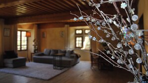 Ein gemütliches Wohnzimmer mit Holzboden, einer Couch und einem Couchtisch.
