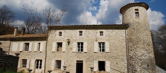 Private suite in 16th-century chateau. Drôme-Diois