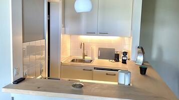 Kylskåp, spishäll, diskmaskin och kaffe- och tebryggare