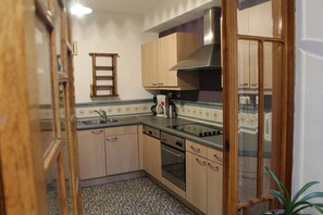 Fridge, microwave, oven, stovetop - Gîte Chez Marie-Angèle (Viroinval)