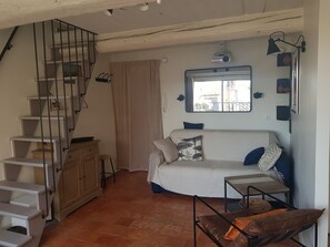 Smart TV, DVD player, books, music library - Beautiful ★★★ duplex with terrace ☀️ Historical Center (Aix-en-Provence)