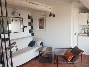 Smart TV, DVD player, books, music library - Beautiful ★★★ duplex with terrace ☀️ Historical Center (Aix-en-Provence)