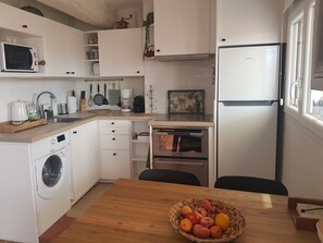 Een koelkast, een microgolfoven, een oven, een kookplaat