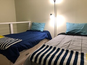 3 quartos, ferros/tábuas de passar roupa, berço de viagem