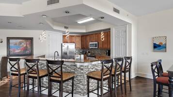 Køleskab, mikrobølgeovn, ovn, kogeplade