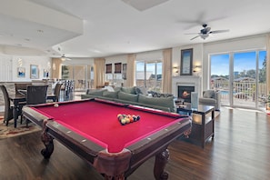 Game room - Luxury 2 Story Condo,  Largest Unit, Poolside, Private Beach Access (Santa Rosa Beach)