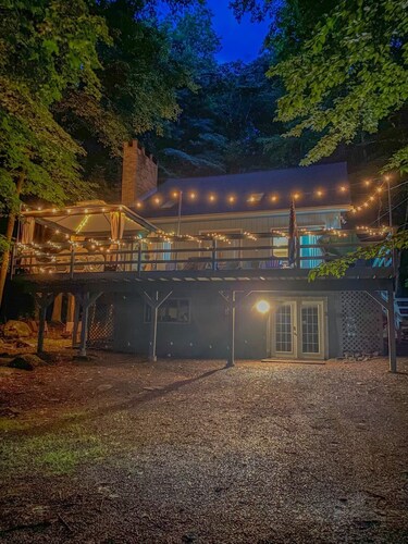 Spacious Hideout Chalet w/gameroom, close to amenities 