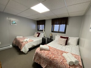 3 bedrooms, iron/ironing board, free WiFi, bed sheets - Spacious Hideout Chalet w/gameroom, close to amenities  (Hamlin)