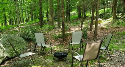 Spacious Hideout Chalet w/gameroom, close to amenities