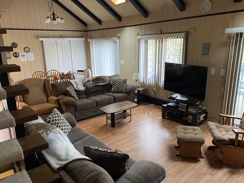 Spacious Hideout Chalet w/gameroom, close to amenities 