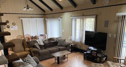 Spacious Hideout Chalet w/gameroom, close to amenities