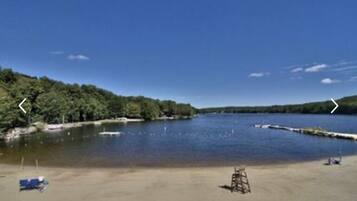 Plage à proximité, chaises longues, serviettes de plage