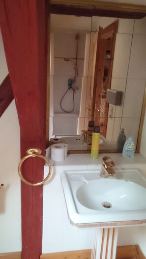 Douche, serviettes fournies, savon, papier toilette