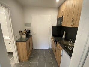 Kühlschrank, Mikrowelle, Herdplatte, Geschirrspüler