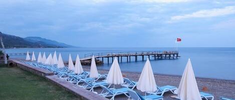 Praia particular, barracas de praia de cortesia, espreguiçadeiras