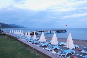 Private beach, free beach cabanas, sun loungers, beach umbrellas - Calidus Hotel (Ayvacik)