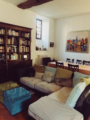 Fernseher, Kamin, Tischtennisplatte