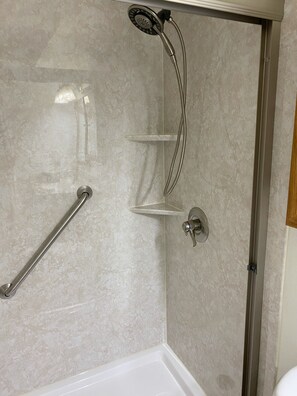Douche, séchoir à cheveux, serviettes fournies, savon