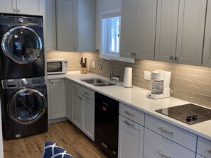 Frigorifero, microonde, forno, piano cottura