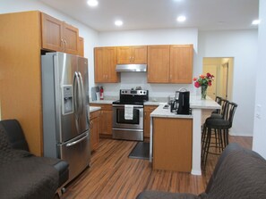 ثلاجة، ميكروويف، فرن، موقد طهي مسطح