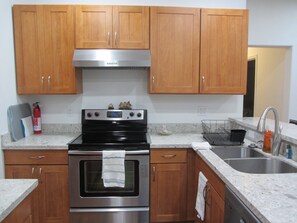 Fridge, microwave, oven, stovetop - The Chosen One - no animal-  allergies  (Federal Way)