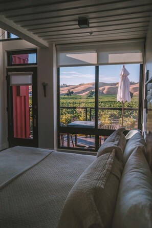 Egyptian cotton sheets, premium bedding, pillowtop beds, minibar - Geneseo Inn (Paso Robles)