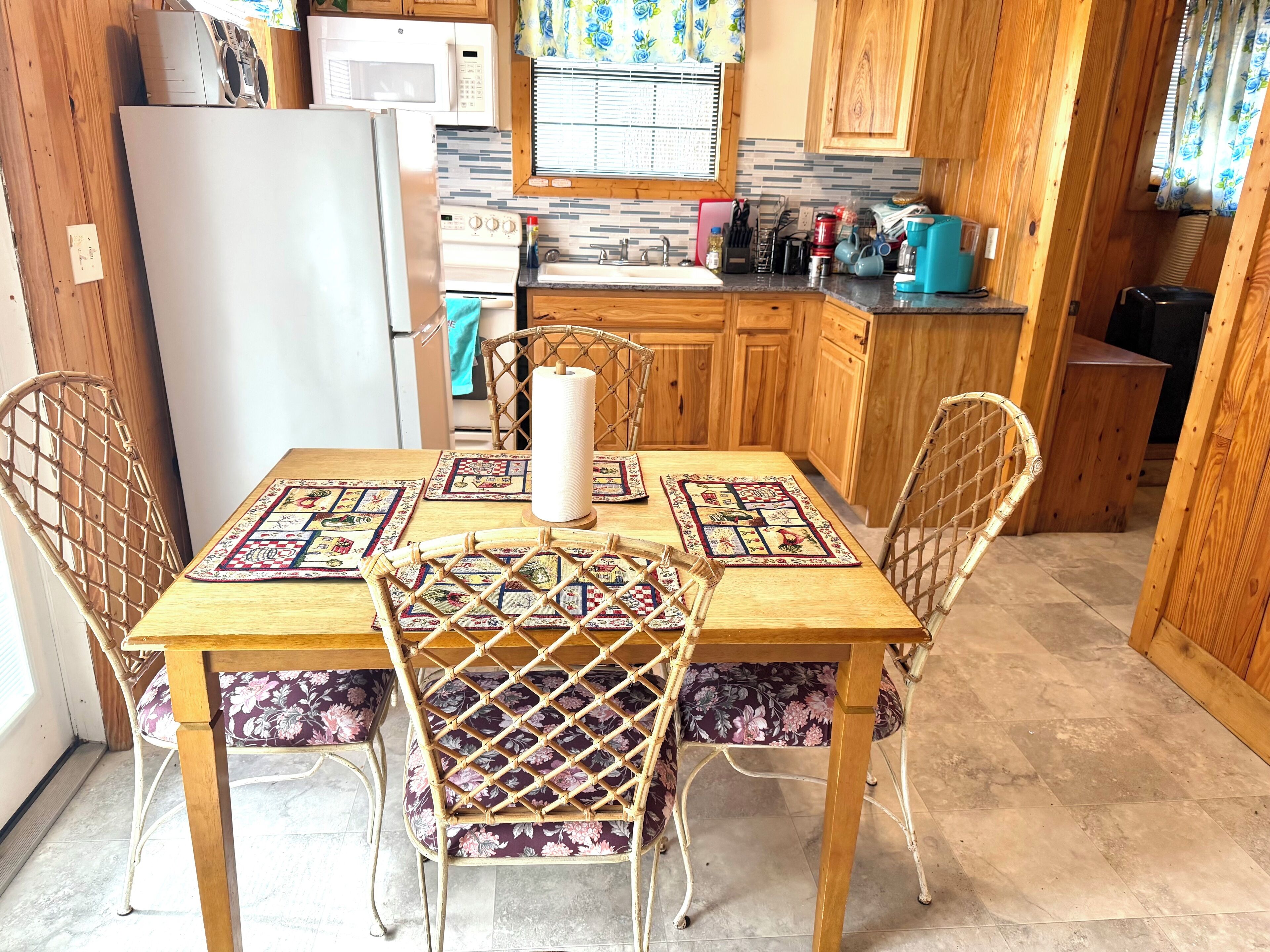 雪櫃、微波爐、焗爐、爐具