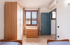 2 bedrooms, bed sheets