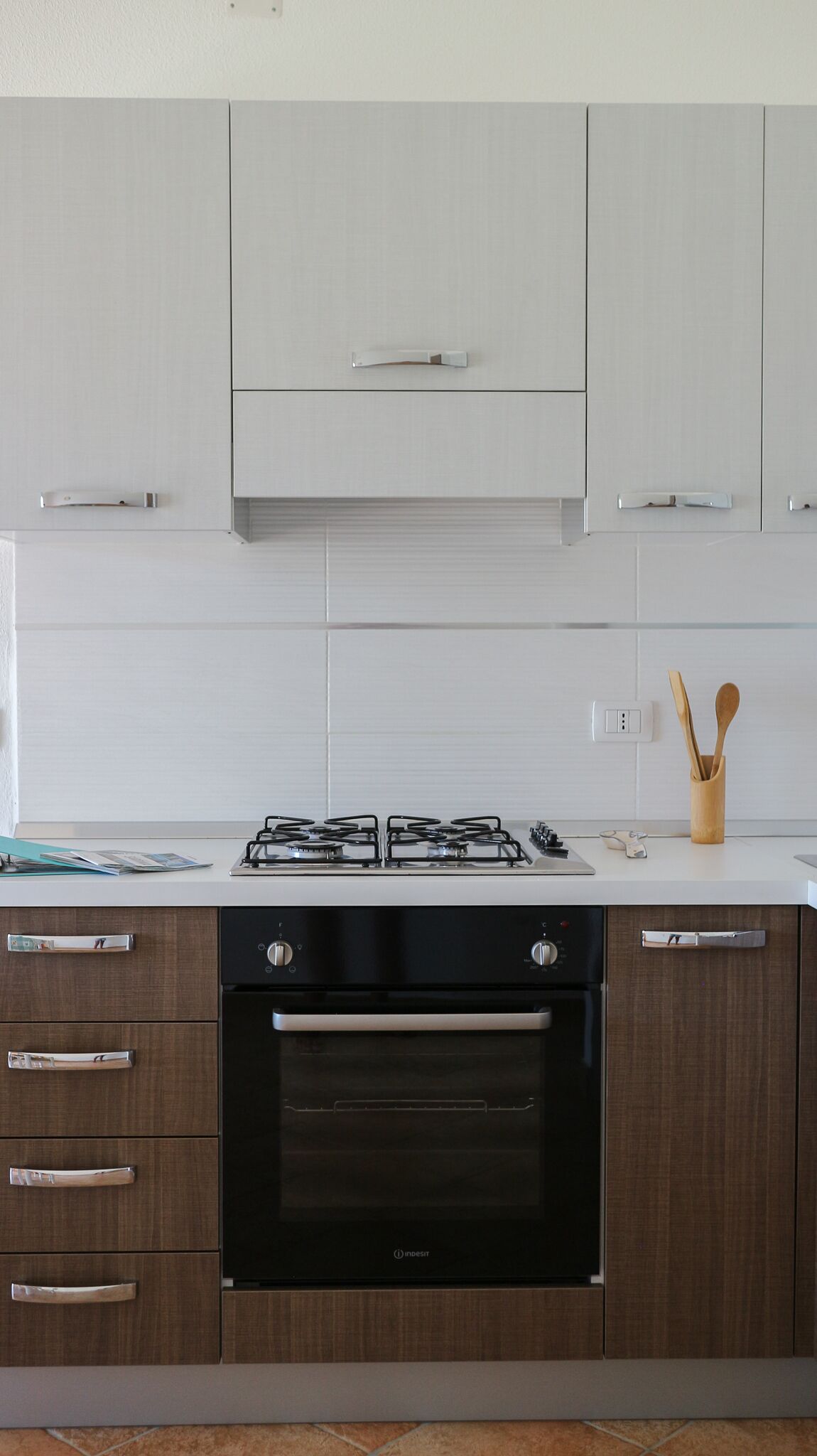 Fridge, oven, stovetop, cookware/dishes/utensils