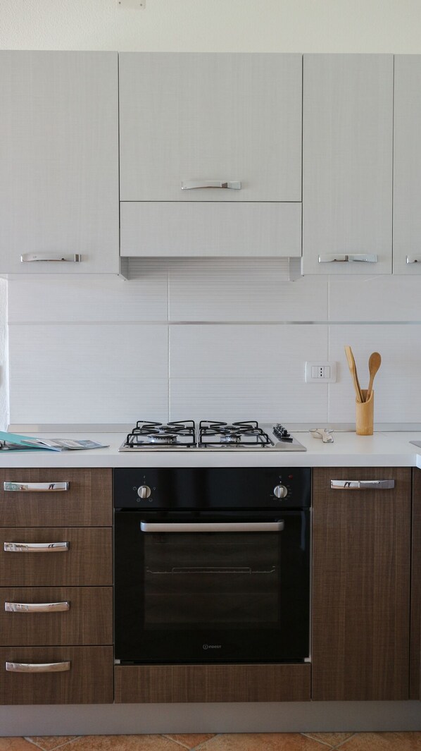 Kühlschrank, Ofen, Herdplatte, Kochgeschirr/Geschirr/Besteck