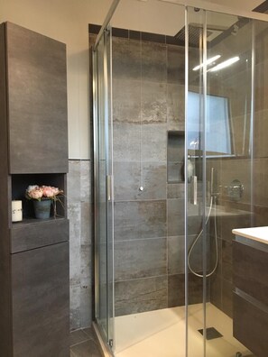 Shower, bidet, towels, soap - Cas Vacanze con Vista Mare (Birgalavò)