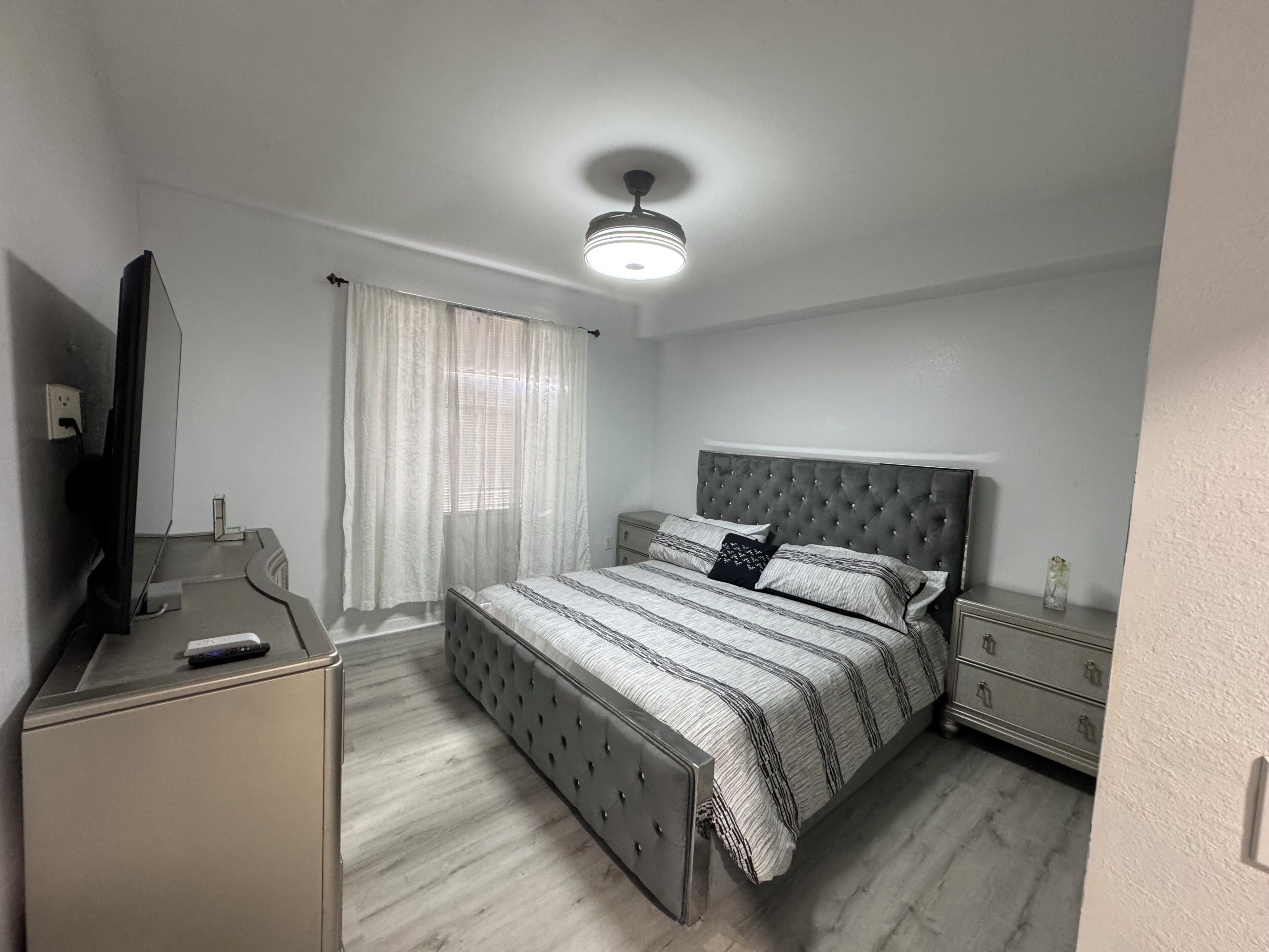 2 slaapkamers, een strijkplank/strijkijzer, gratis wifi, beddengoed