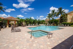 Outdoor pool, a heated pool - Immokalee road close to everything (Naples)