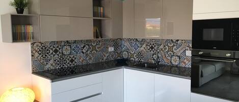 Réfrigérateur, micro-ondes, four, plaque de cuisson